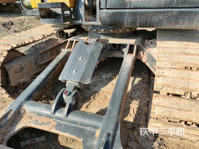 轉(zhuǎn)盤(pán)和下車(chē)架正前(工作和回轉(zhuǎn)裝置) 轉(zhuǎn)盤(pán)和下車(chē)架正前(工作和回轉(zhuǎn)裝置)