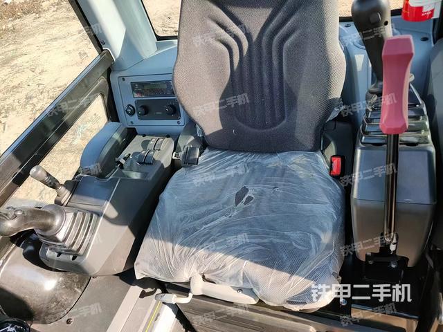 駕駛室頂部（整機外觀）