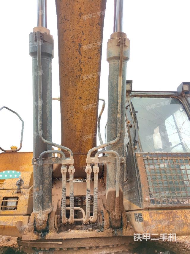 大臂油缸整体 竖拍(工作和回转装置) 大臂油缸整体 竖拍(工作和回转装置)