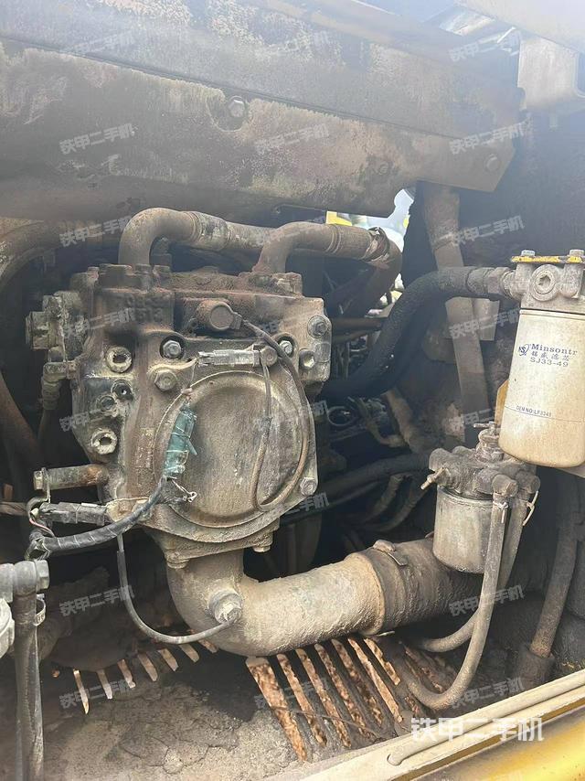 液壓泵艙室正面整體(整機外觀) 液壓泵艙室正面整體(整機外觀)