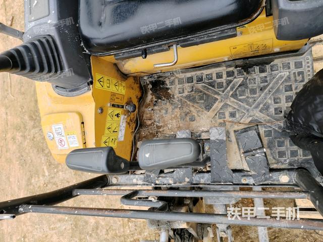 行走控制手柄和踏板?俯拍（駕駛室部分）