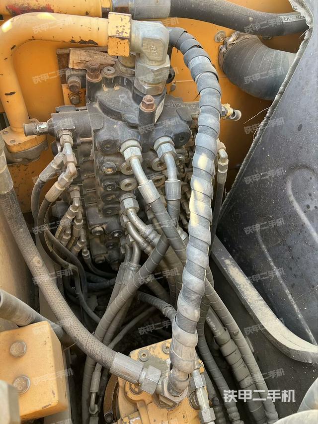 回轉(zhuǎn)馬達(dá)和主控閥（整機(jī)外觀）