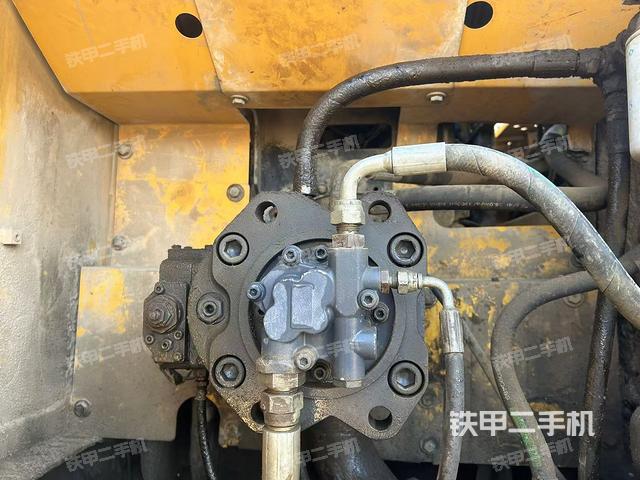 液壓泵艙室正面整體(整機(jī)外觀) 液壓泵艙室正面整體(整機(jī)外觀)