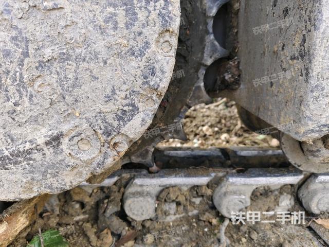 右驅(qū)動輪（行走機構(gòu)）