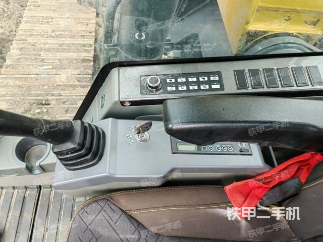 行走控制手柄和踏板?俯拍（駕駛室部分）