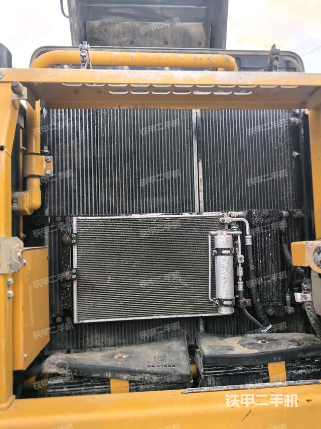 散熱器正面(大件艙室) 散熱器正面(大件艙室)