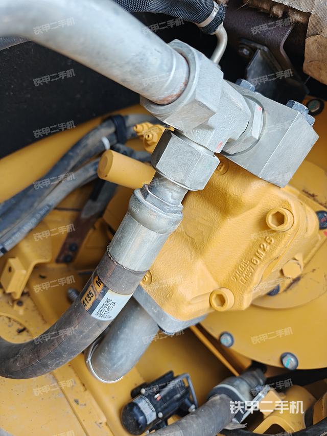 液压泵舱室正面整体（整机外观）