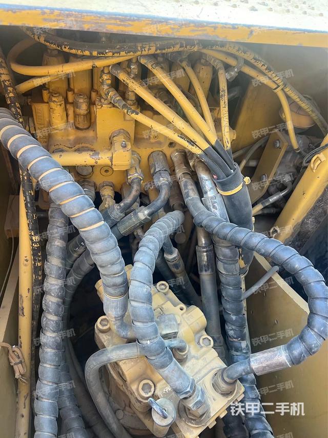 回轉(zhuǎn)馬達(dá)和主控閥(整機(jī)外觀) 回轉(zhuǎn)馬達(dá)和主控閥(整機(jī)外觀)