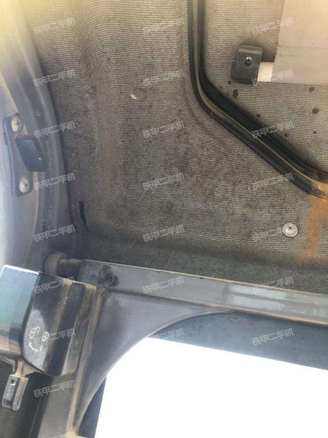 行走控制手柄和踏板 俯拍（驾驶室部分）