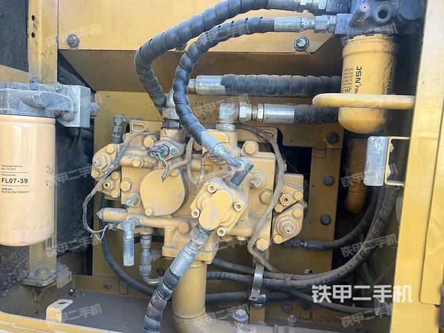 液壓泵艙室正面整體(整機(jī)外觀) 液壓泵艙室正面整體(整機(jī)外觀)