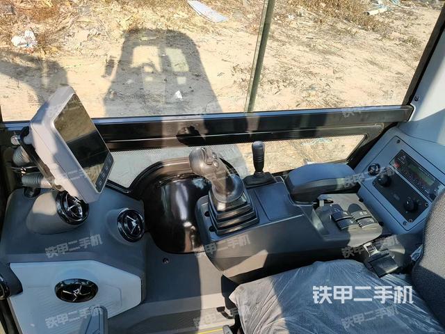 回轉(zhuǎn)馬達和主控閥（整機外觀）