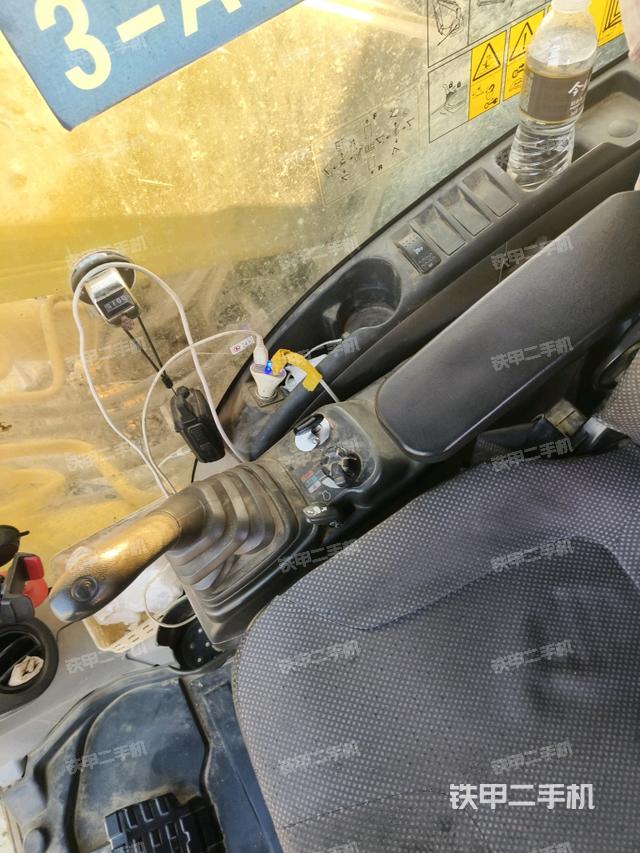 行走控制手柄和踏板?俯拍（駕駛室部分）