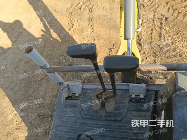 行走控制手柄和踏板?俯拍(駕駛室部分) 行走控制手柄和踏板?俯拍(駕駛室部分)