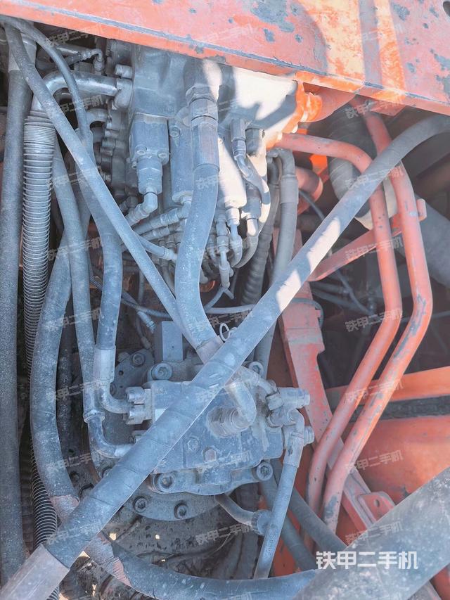 回轉(zhuǎn)馬達(dá)和主控閥（整機(jī)外觀）