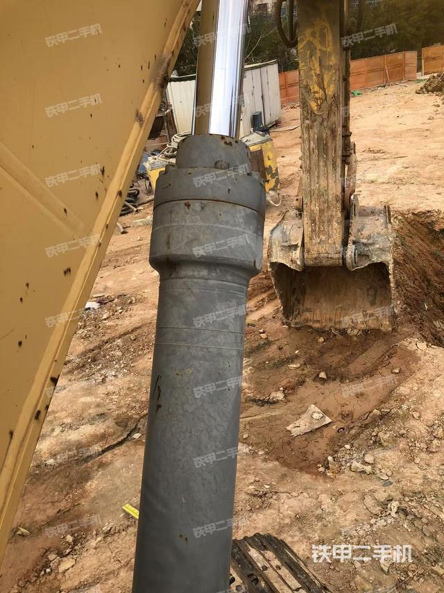 大臂油缸整体 竖拍（工作和回转装置）