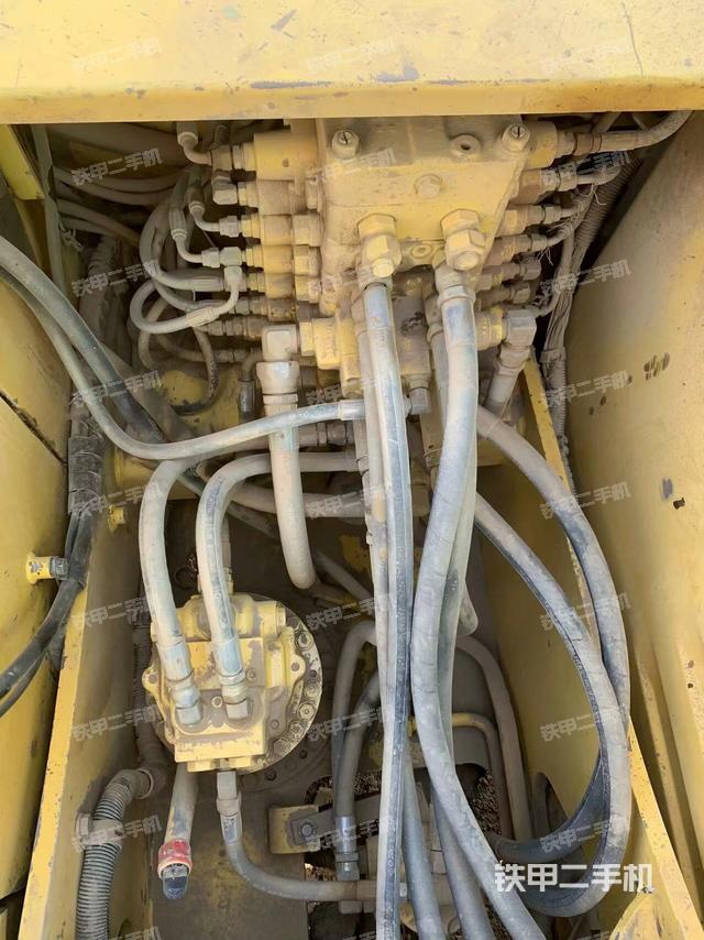 回轉馬達和主控閥（整機外觀）