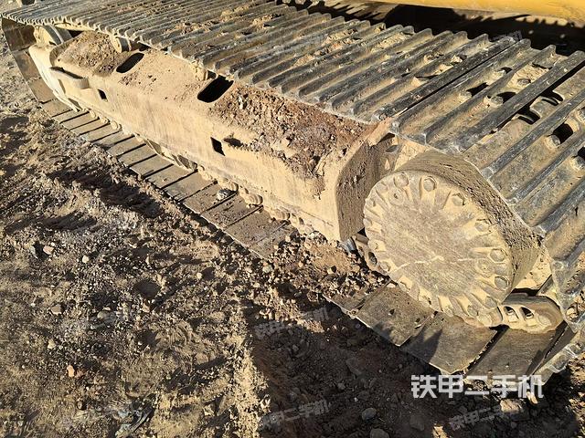 單側(cè)履帶整體(整機(jī)外觀) 單側(cè)履帶整體(整機(jī)外觀)