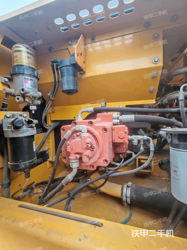 液壓泵艙室正面整體(整機(jī)外觀) 液壓泵艙室正面整體(整機(jī)外觀)