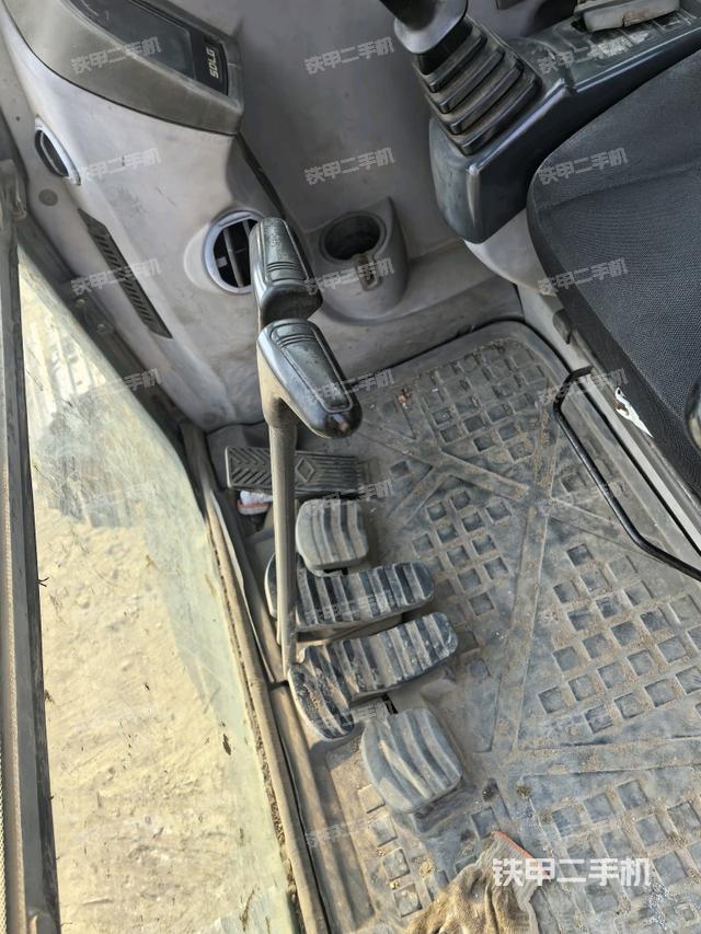 行走控制手柄和踏板?俯拍（駕駛室部分）