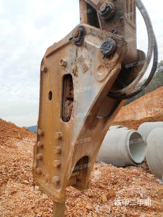 铲斗右后整体(工作和回转装置) 铲斗右后整体(工作和回转装置)