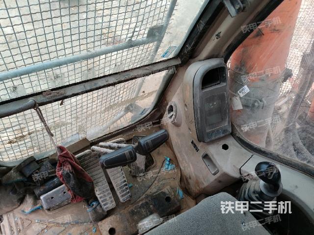 行走控制手柄和踏板?俯拍（駕駛室部分）