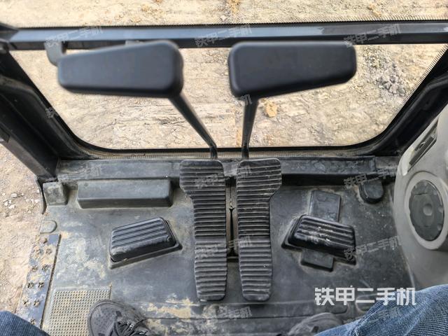 行走控制手柄和踏板?俯拍(駕駛室部分) 行走控制手柄和踏板?俯拍(駕駛室部分)