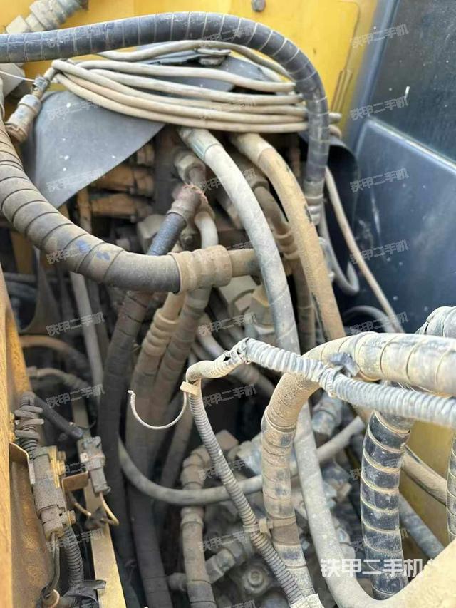 回轉(zhuǎn)馬達(dá)和主控閥(整機(jī)外觀) 回轉(zhuǎn)馬達(dá)和主控閥(整機(jī)外觀)