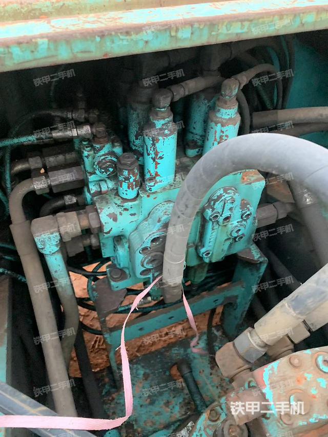 回轉(zhuǎn)馬達(dá)和主控閥（整機(jī)外觀）