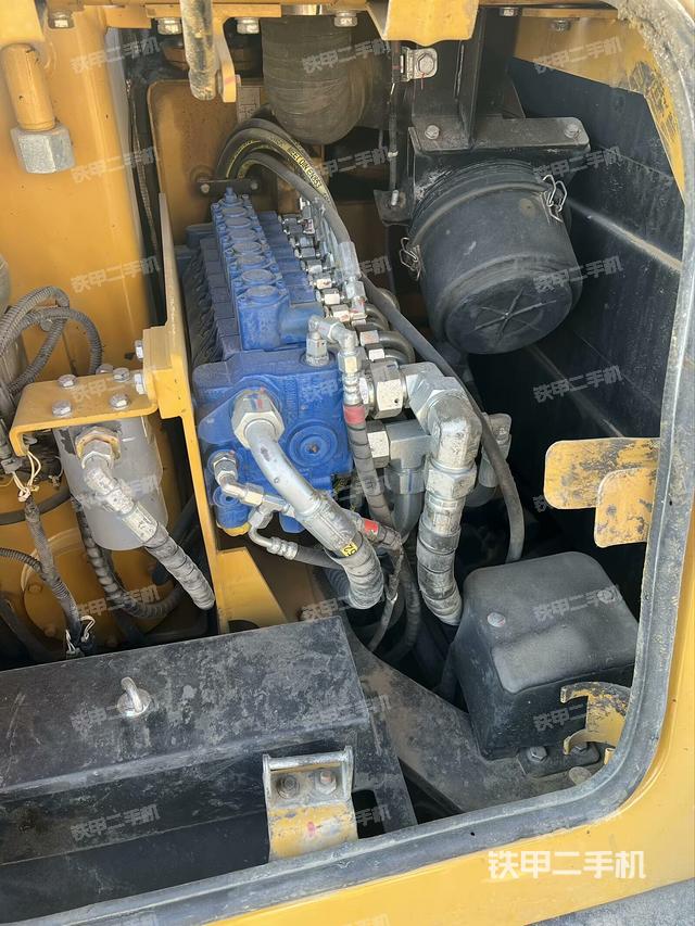 回轉(zhuǎn)馬達(dá)和主控閥（整機(jī)外觀）