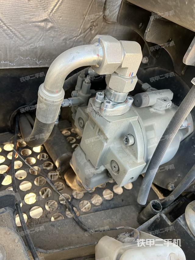 液壓泵艙室正面整體（整機(jī)外觀）