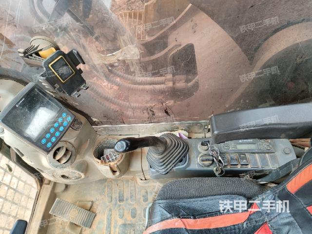 座椅右侧控制台/钥匙门/油门/含右手柄(驾驶室部分) 座椅右侧控制台/钥匙门/油门/含右手柄(驾驶室部分)