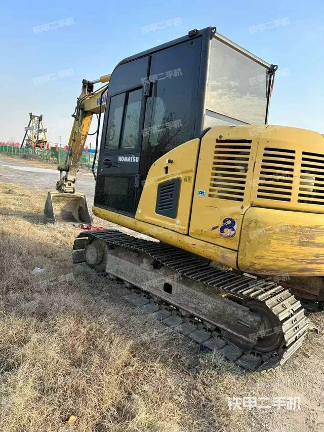 駕駛室頂部(整機(jī)外觀) 駕駛室頂部(整機(jī)外觀)