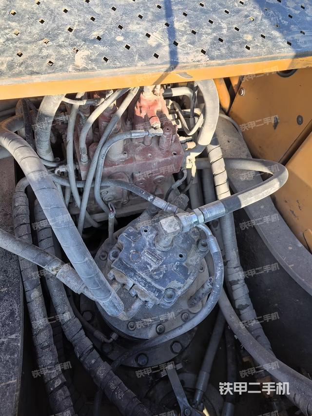 回轉(zhuǎn)馬達(dá)和主控閥（整機(jī)外觀）