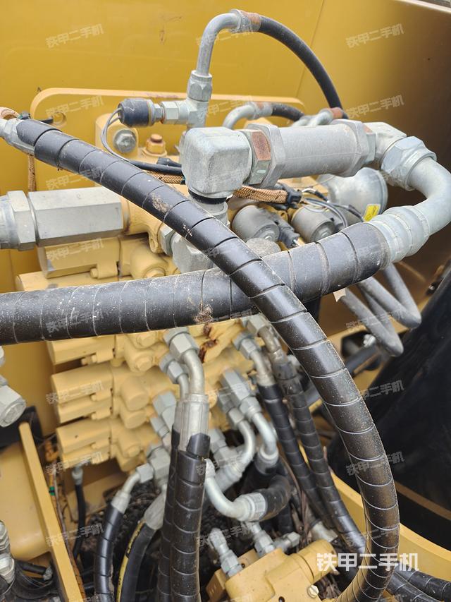 回转马达和主控阀（整机外观）