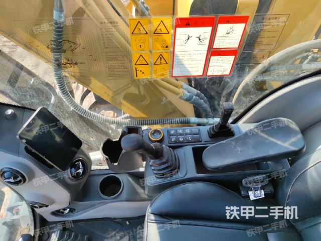 座椅右側(cè)控制臺(tái)/鑰匙門(mén)/油門(mén)/含右手柄(駕駛室部分) 座椅右側(cè)控制臺(tái)/鑰匙門(mén)/油門(mén)/含右手柄(駕駛室部分)