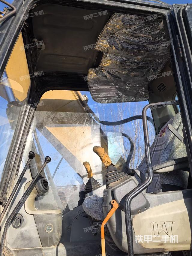 駕駛室整體(整機(jī)外觀) 駕駛室整體(整機(jī)外觀)