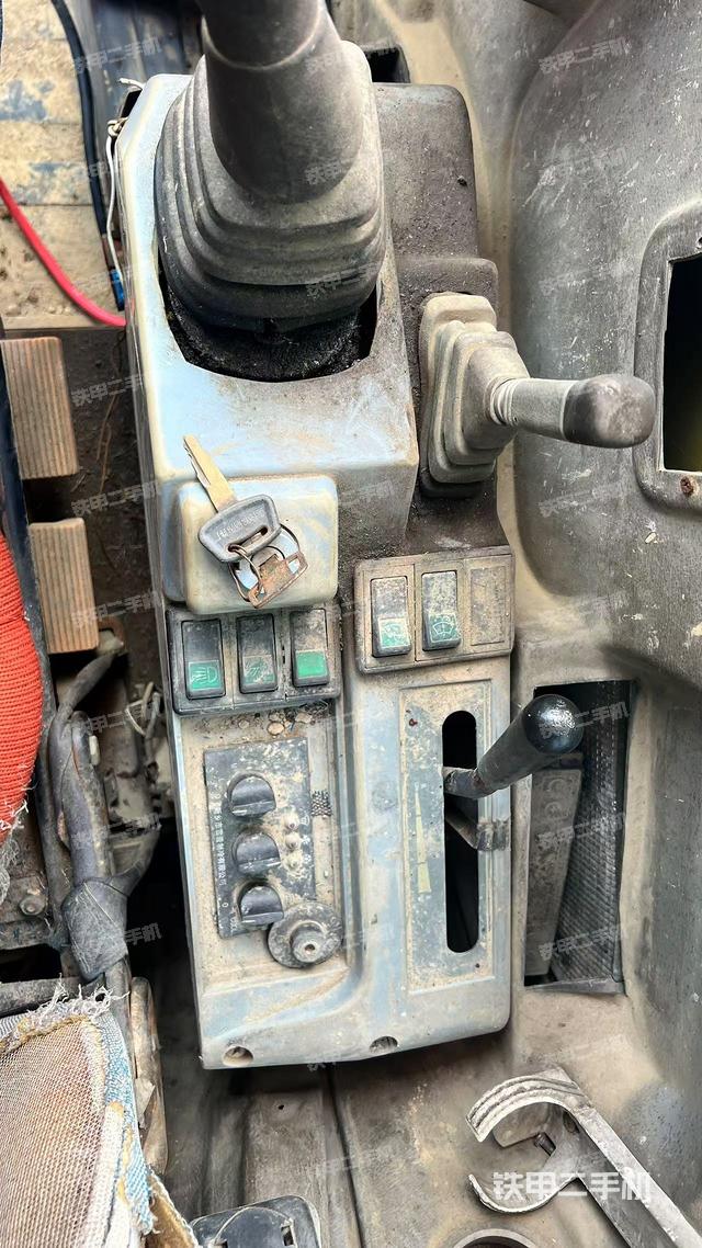 座椅右側(cè)控制臺/鑰匙門/油門/含右手柄(駕駛室部分) 座椅右側(cè)控制臺/鑰匙門/油門/含右手柄(駕駛室部分)