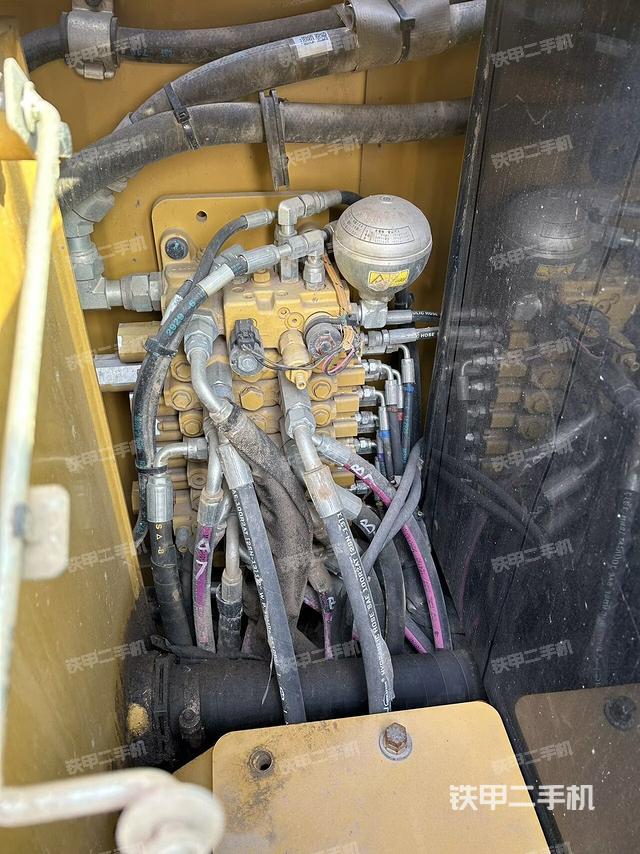 回轉(zhuǎn)馬達(dá)和主控閥（整機(jī)外觀）