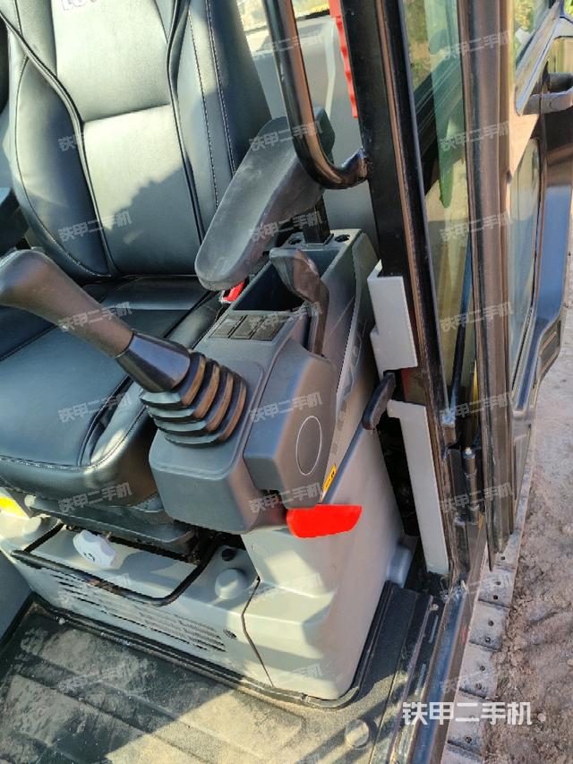 座椅左側(cè)控制臺(tái)/音響/含左手柄(駕駛室部分) 座椅左側(cè)控制臺(tái)/音響/含左手柄(駕駛室部分)