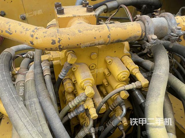 回转马达和主控阀（整机外观）