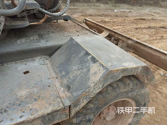 單側(cè)履帶整體(整機外觀) 單側(cè)履帶整體(整機外觀)