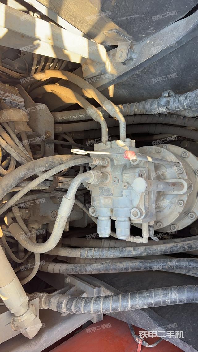 回轉(zhuǎn)馬達(dá)和主控閥（整機(jī)外觀）