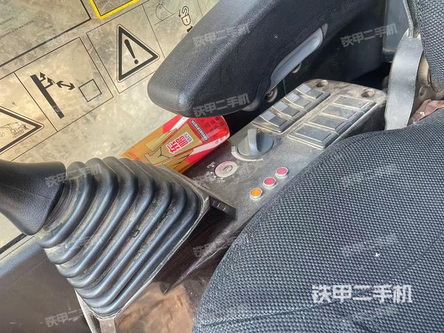 座椅右側(cè)控制臺/鑰匙門/油門/含右手柄(駕駛室部分) 座椅右側(cè)控制臺/鑰匙門/油門/含右手柄(駕駛室部分)
