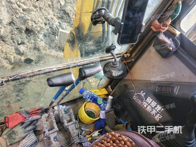 行走控制手柄和踏板?俯拍（駕駛室部分）