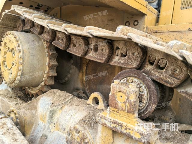 右側(cè)履帶全景(推土機(jī)底盤及工作裝置) 右側(cè)履帶全景(推土機(jī)底盤及工作裝置)