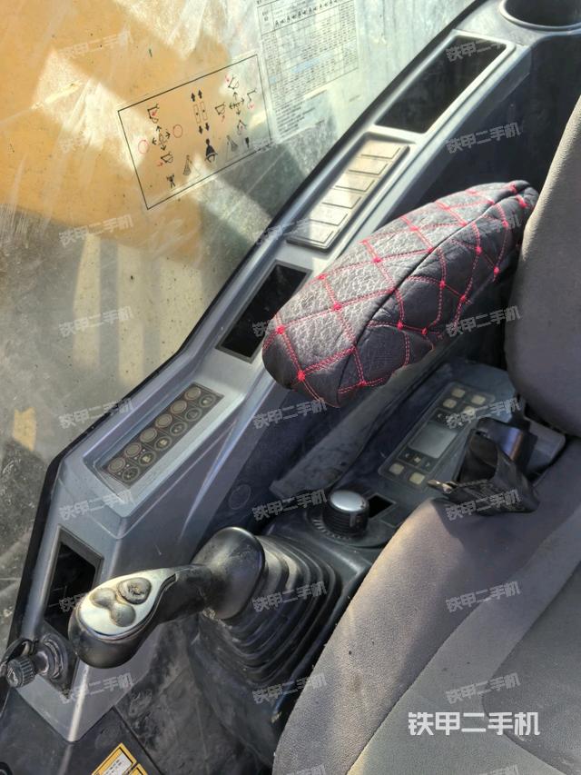 座椅右側(cè)控制臺/鑰匙門/油門/含右手柄（駕駛室部分）