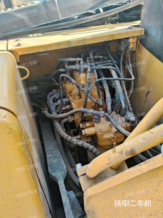 回轉(zhuǎn)馬達(dá)和主控閥（整機(jī)外觀）