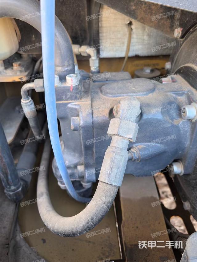 液壓泵艙室正面整體（整機外觀）