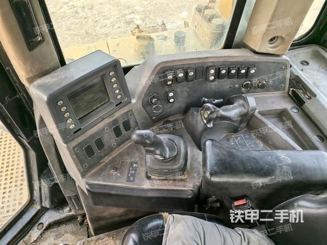 操作手柄右(推土機(jī)駕駛室) 操作手柄右(推土機(jī)駕駛室)