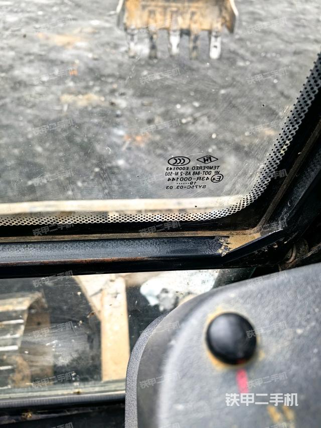 行走控制手柄和踏板?俯拍（駕駛室部分）